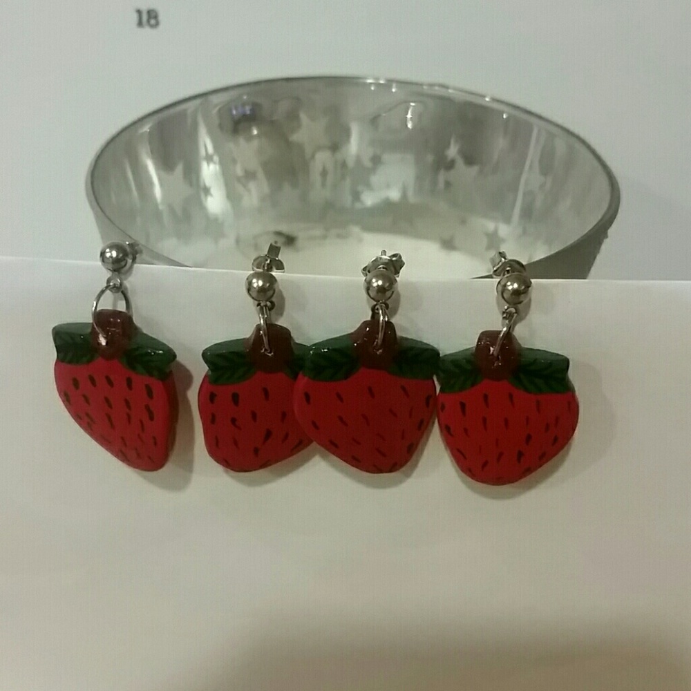 2pairs of strawberry fashion earrings